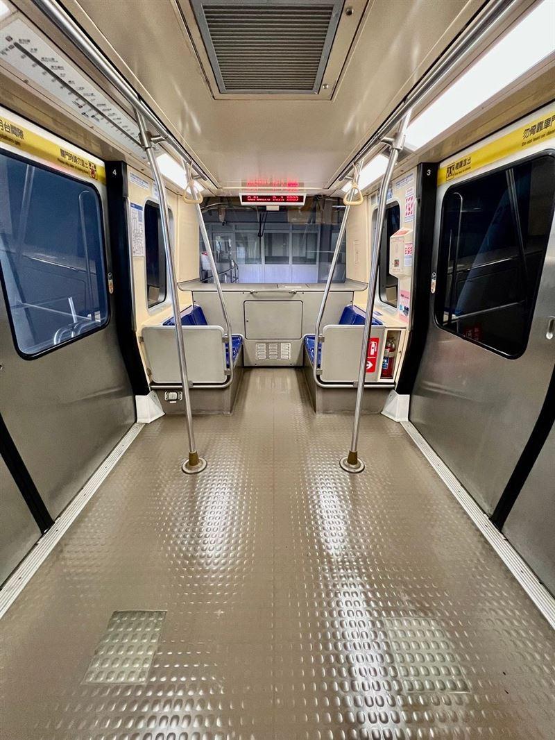 第2、3節車廂保留前後端的8個博愛座。（圖／台北捷運公司提供）