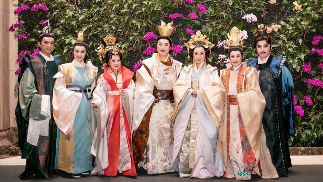 李文勳(右一)有「戲曲王子」封號。(圖/民視提供)