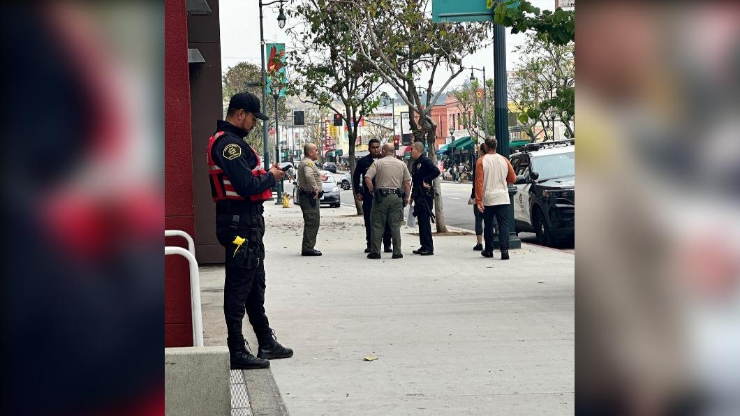 因事發地點並非他們的管轄範圍,因此Lynn及警員在現場待了45分鐘才等到洛杉磯警方到場處理。(圖 / 翻攝自@librarianlynn626 IG)