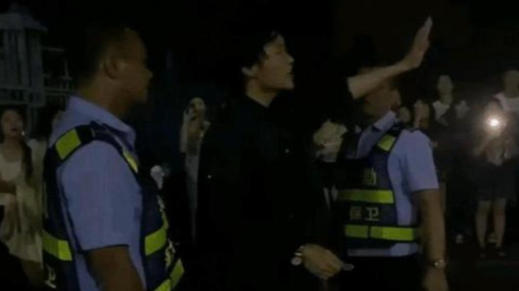 男大生在校內告白，情緒激動引來保全人員注意。（圖／翻攝自微博）