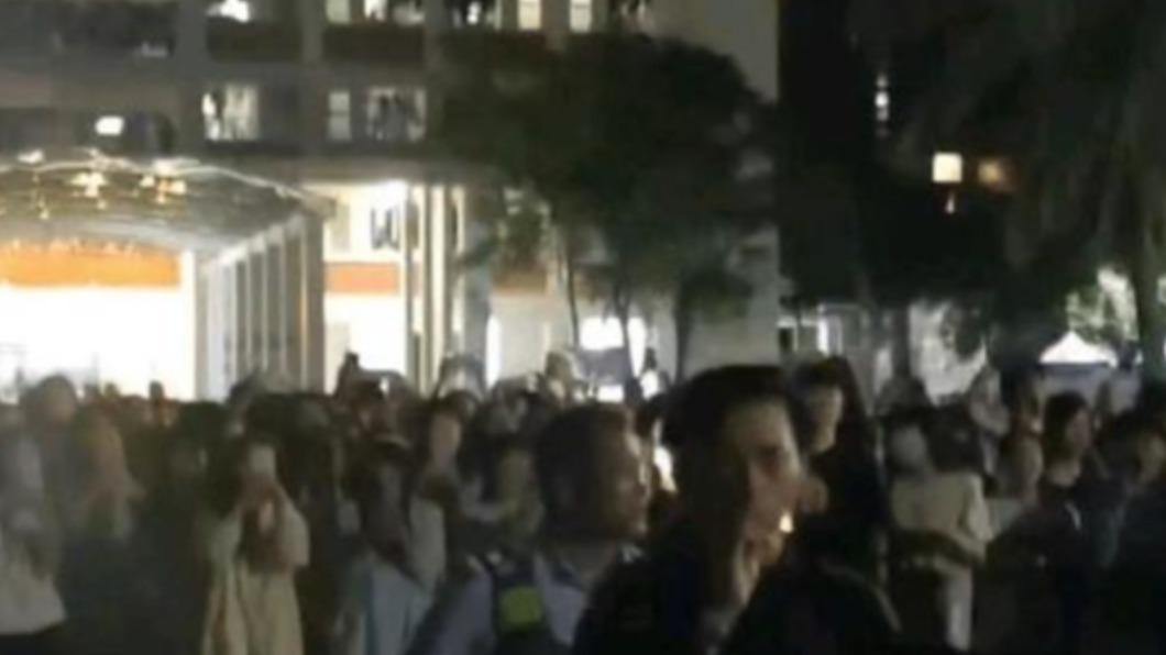 男大生在海南大學校內告白,引起不少學生圍觀。(圖/翻攝自微博)