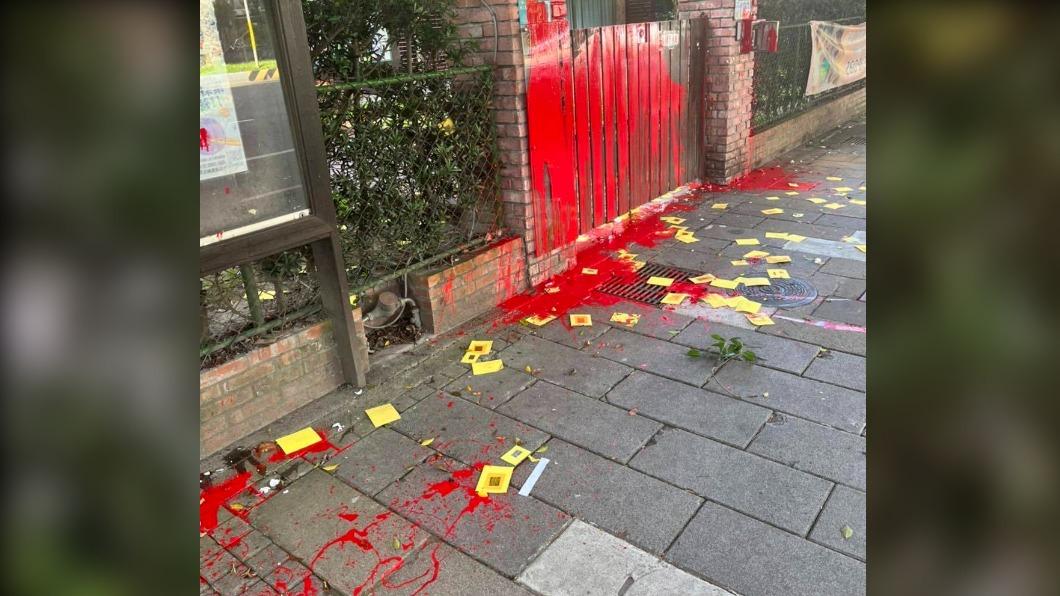 才被爆涉虐童 林口知名連鎖幼兒園今晨遭潑漆、撒冥紙