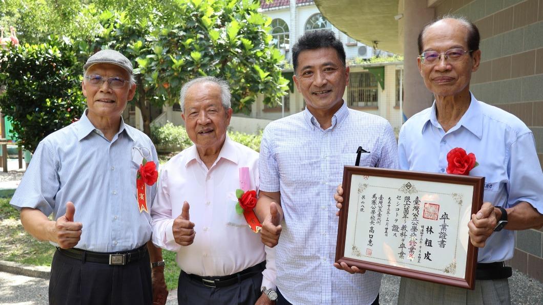 林家三兄弟偕蘇澳鎮長李明哲合影。（圖／翻攝蘇澳鎮公所臉書）