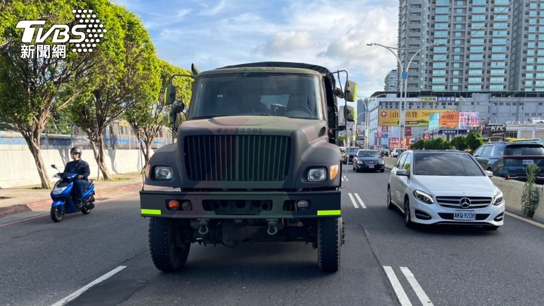 開到一半拋錨...軍用卡車卡路中擋道　淡水往台北塞爆