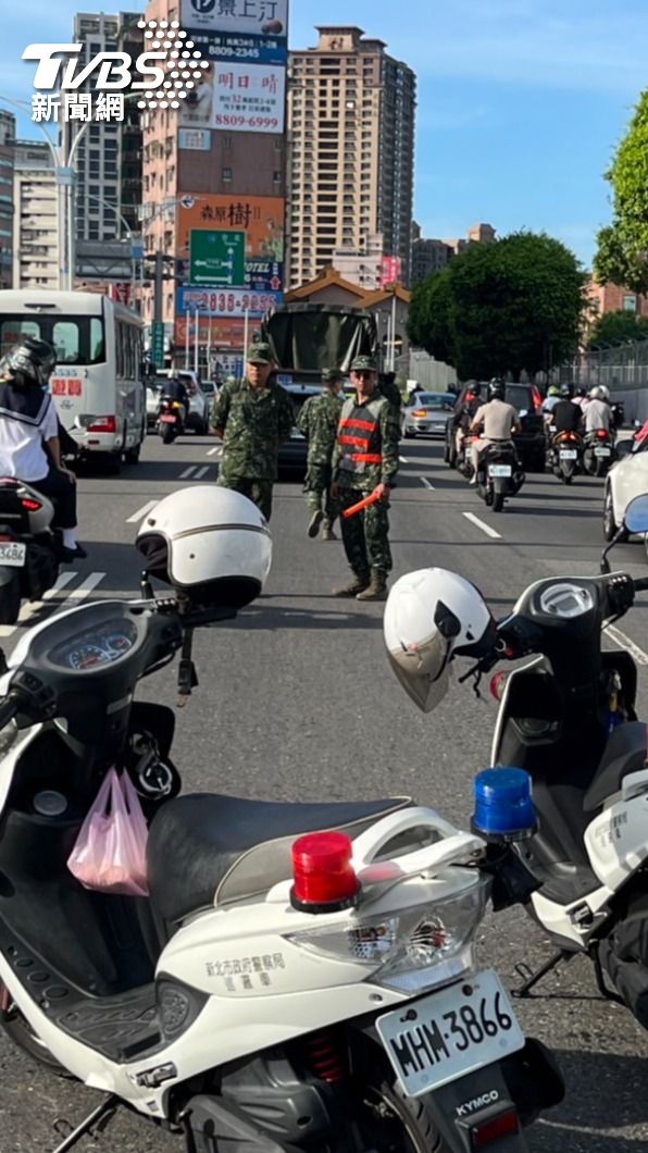 車流壅塞,警方前往協助疏導交通。(圖/TVBS)