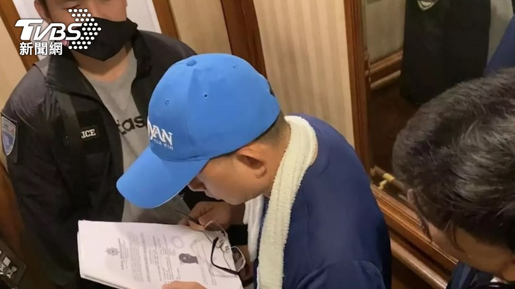 刑事局提供英文通緝書予泰方逮捕黃嫌。(圖/TVBS)