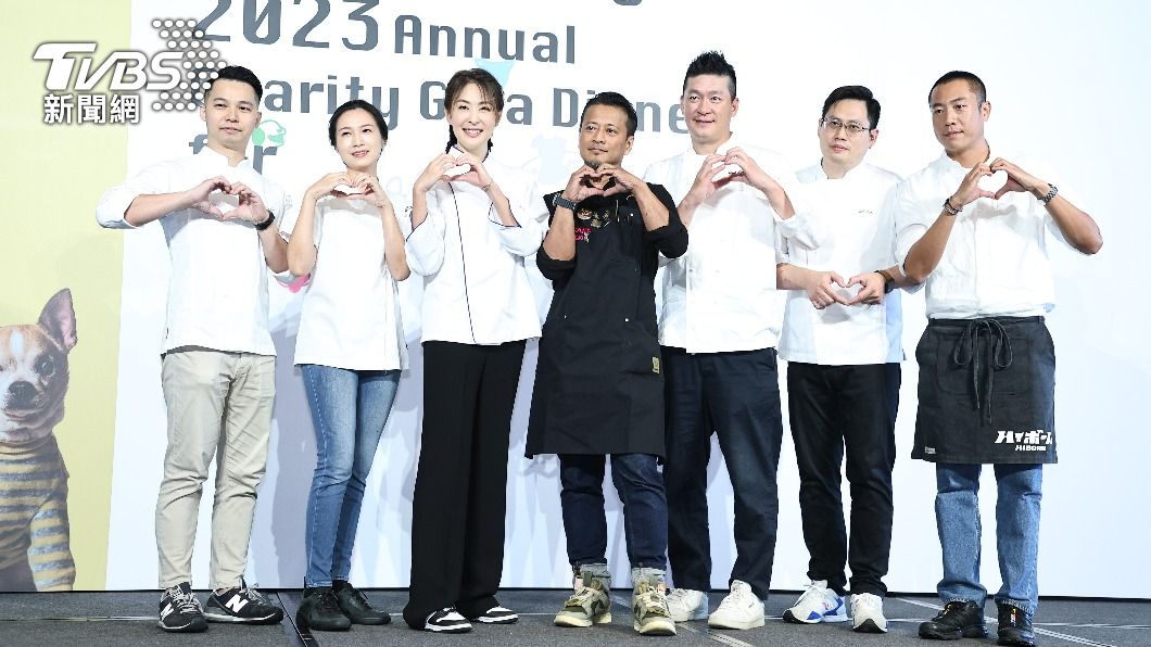 賈永婕(左三)號召台上的廚師們一起比愛心。(圖/張哲鳴攝)