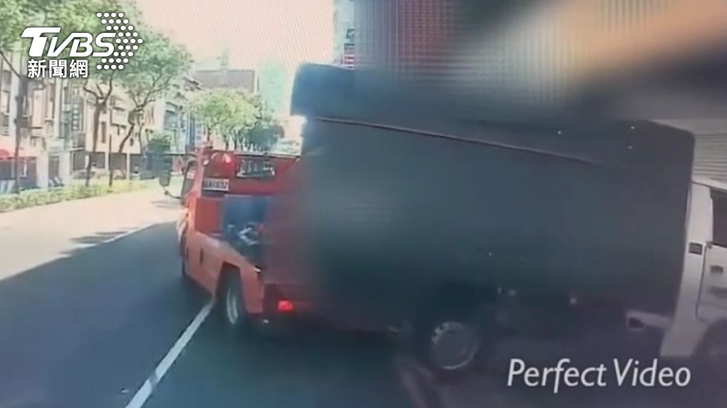 貨車故障遭車行停騎樓　被檢舉警開單拖吊「車主控硬拉」