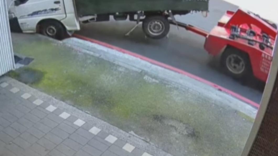 民眾指控現場人員不顧貨車被架高硬拉。(圖/翻攝自爆料公社)