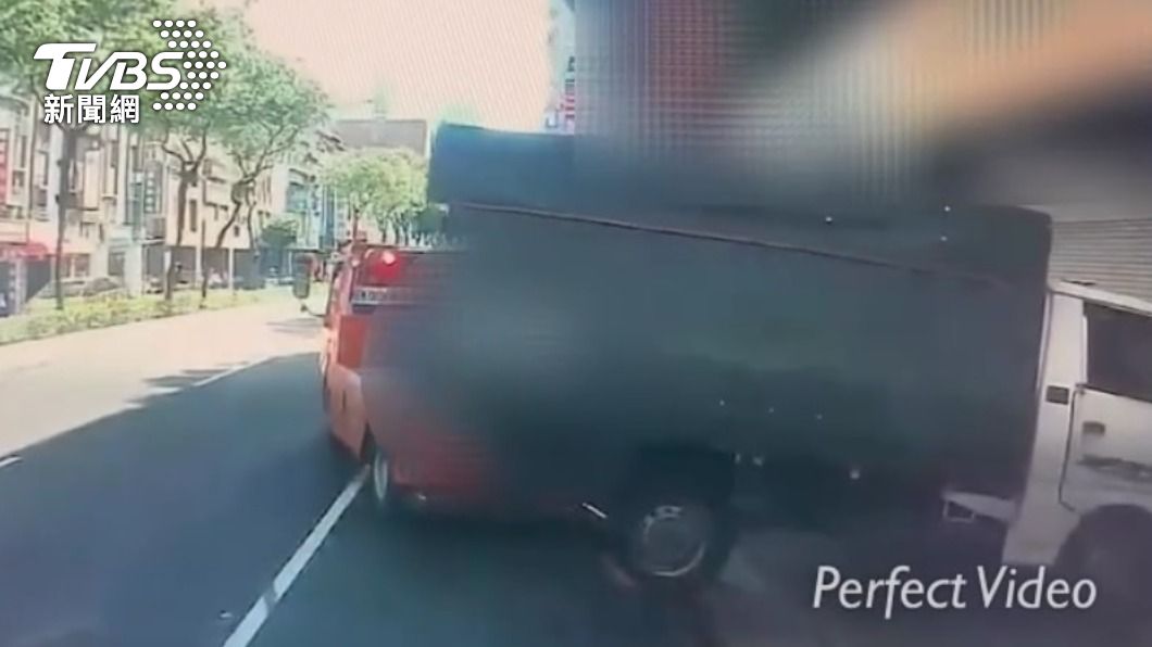員警後續對駕駛開出違停罰單。(圖/TVBS)