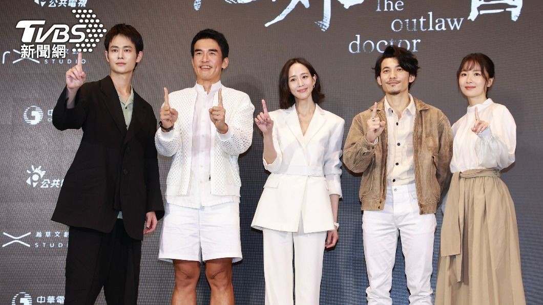 左起夏騰宏、楊一展、張鈞甯、連炳發、許安植主演《化外之醫》。(圖/黃城碩攝)