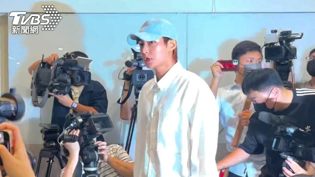 炎亞綸21日無預警出現在耀樂的記者會上。（圖／李昱菫攝）