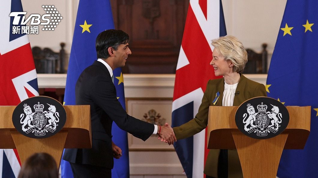 英國首相蘇納克與歐盟執委會主席馮德萊恩簽訂溫莎框架。(圖/達志影像美聯社資料畫面)