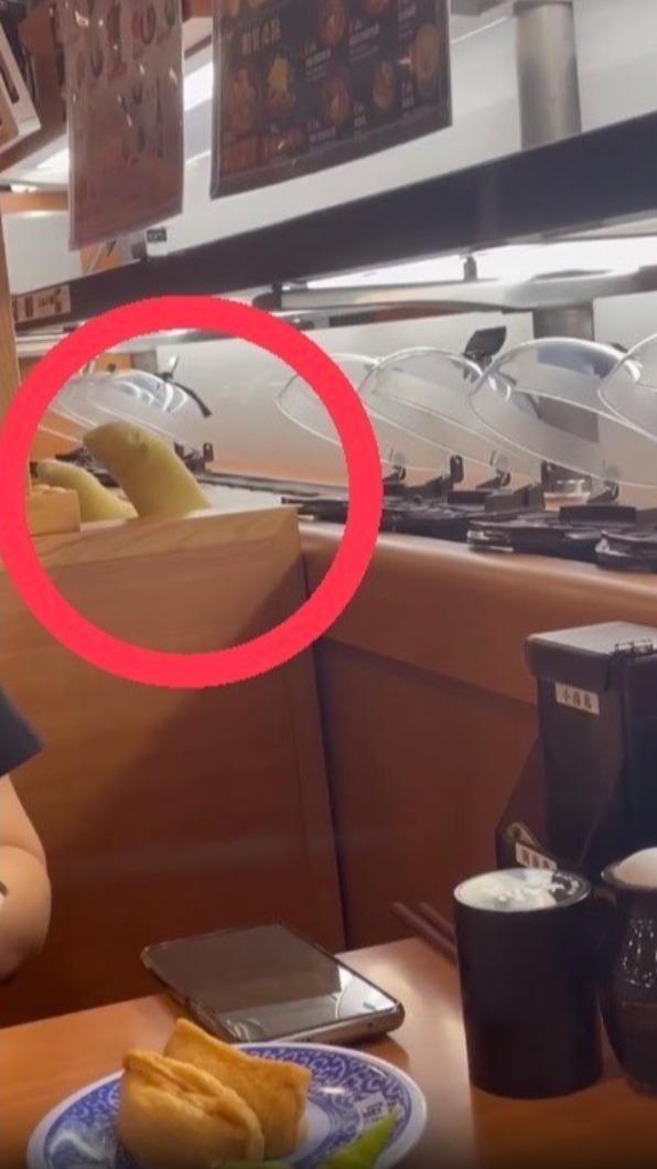 小朋友抬腳接近食物,不衛生的行為引人注目。(圖/翻攝自爆料公社)