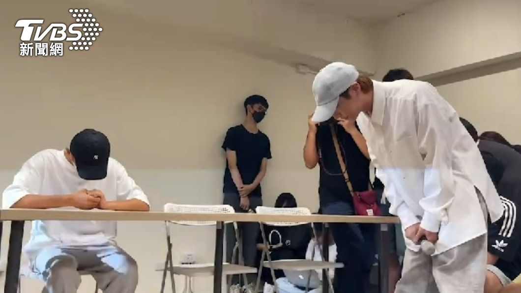 炎亞綸現身記者會向耀樂鞠躬道歉。(圖/TVBS)