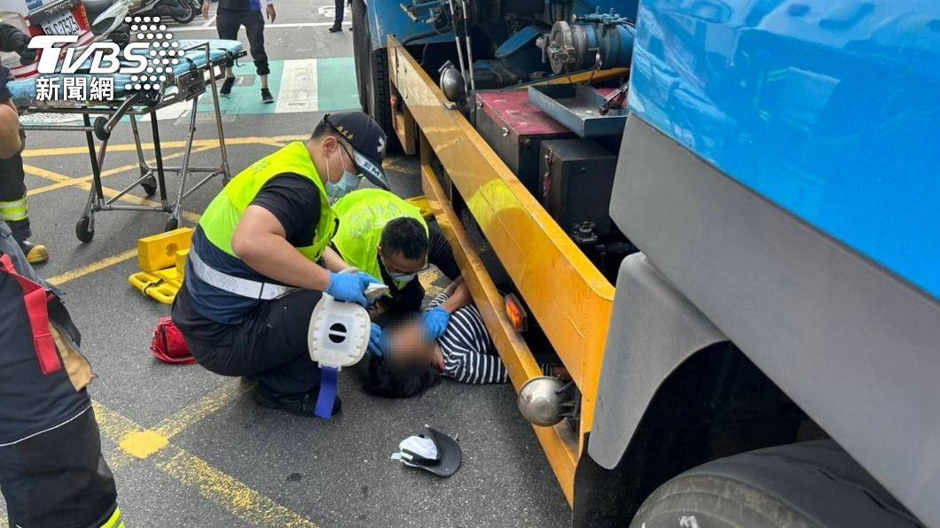 超驚險！腳踏車遭油罐車「活吞」　婦人命大僅輕傷