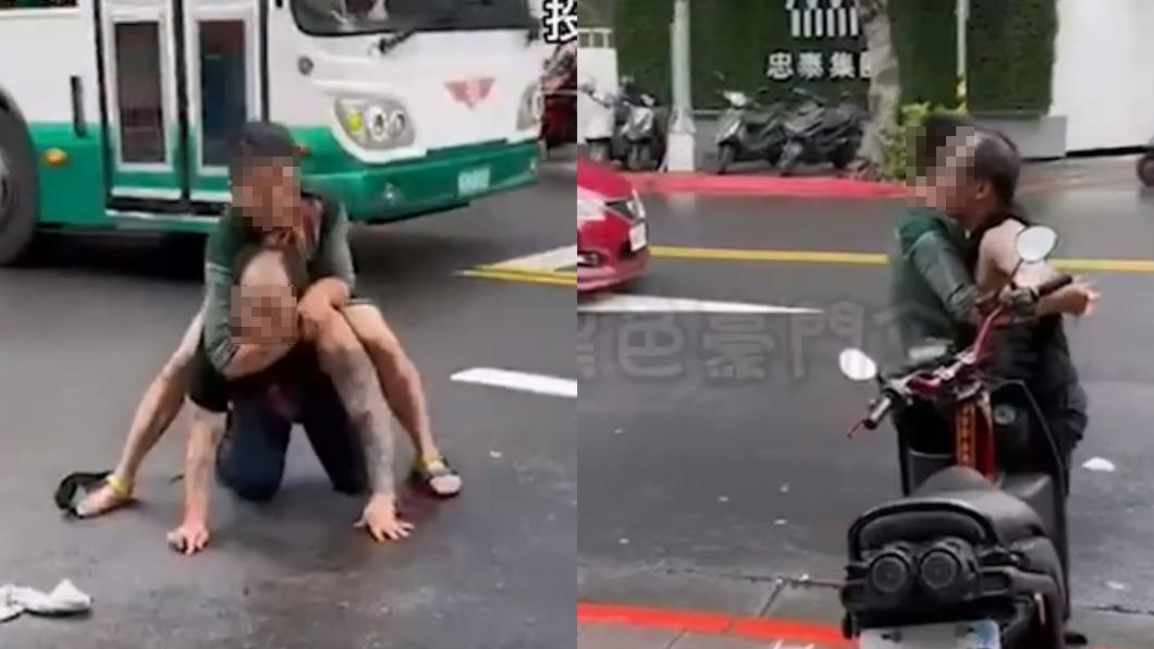 2男在路中央扭打。（圖／翻攝黑色豪門企業）