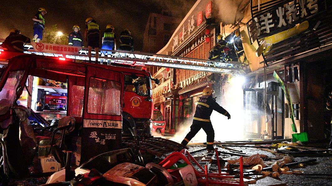 燃氣爆炸事故已造成31人死亡,事發現場堆滿碎玻璃、建築物碎片。(圖/翻攝自新華社微博)