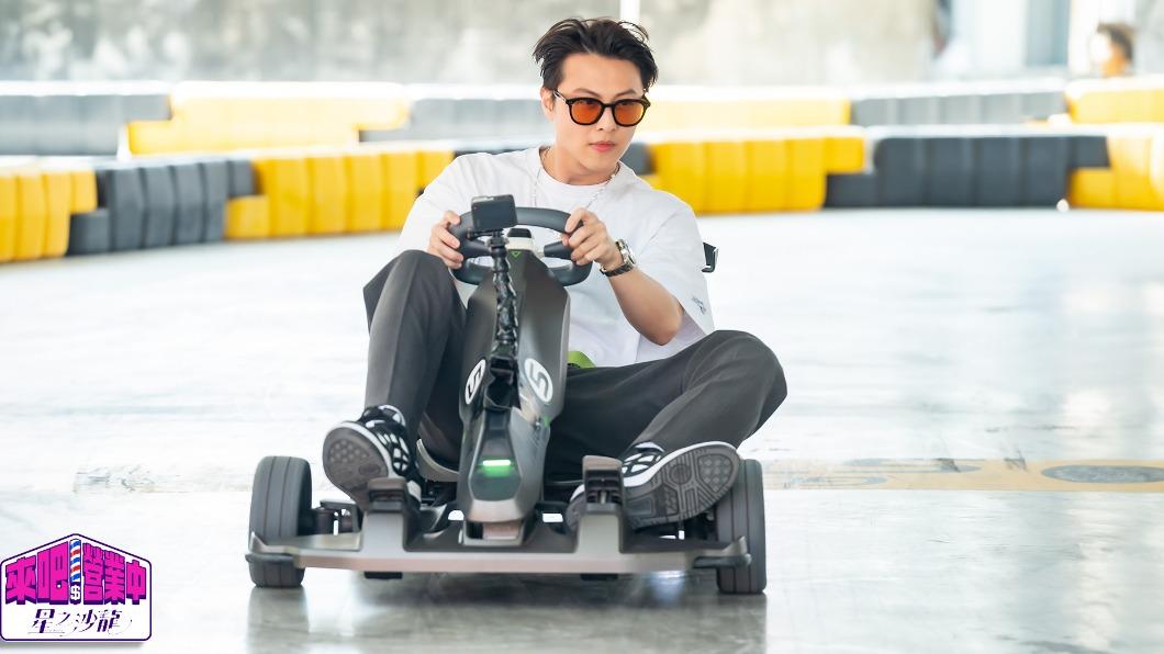 王子(邱勝翊)自爆過去曾開卡丁車開到手斷掉,所以有陰影。(圖/TVBS)