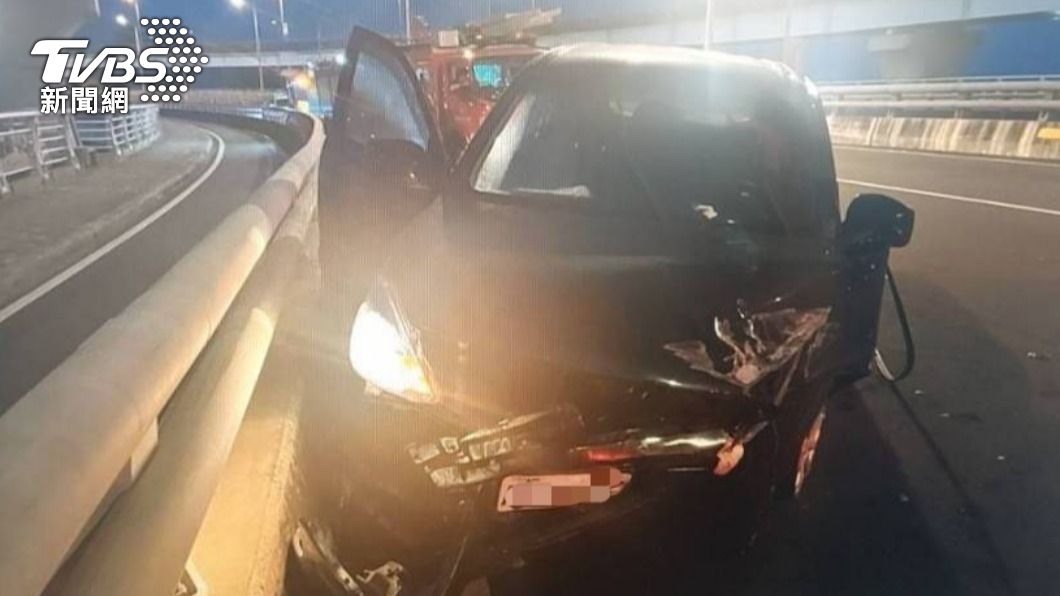 疑似精神不濟!廂型車行經新北環快 自撞護欄駕駛輕傷