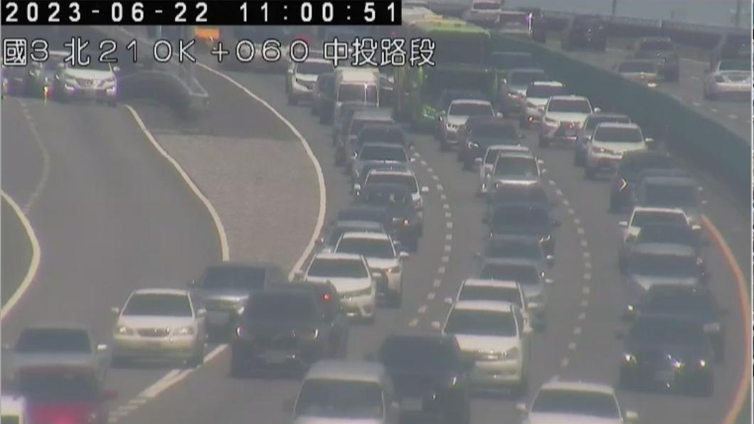 國3南向209K 2小客追撞事故佔外車道。(圖/高公局)