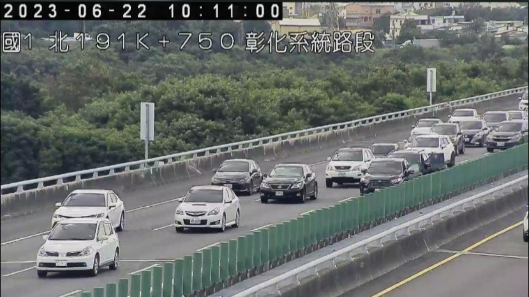 國1南向191K 2小客追撞事故佔內車道。(圖/高公局)