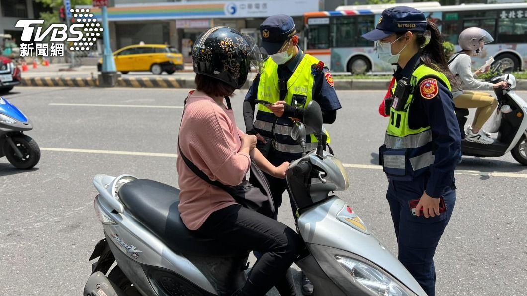 新店警方表示對於車不讓人嚴格取締。(圖/TVBS)