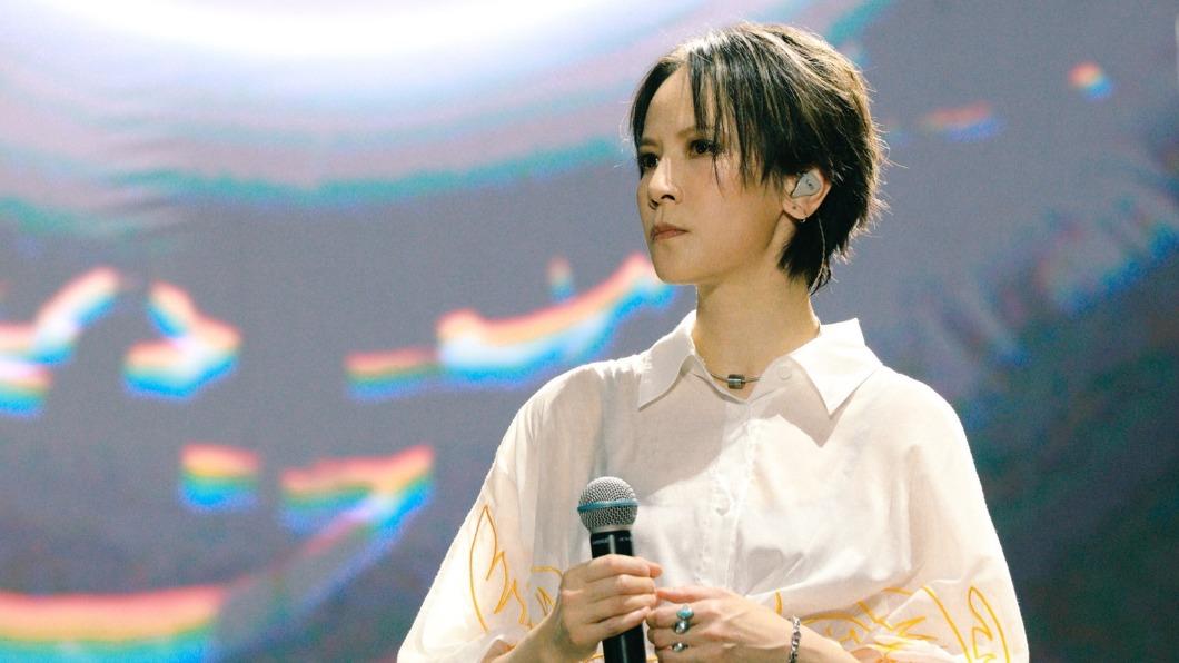 金曲歌后唱一半「歌迷拉布條狂喊2訴求」　她神祕解答了