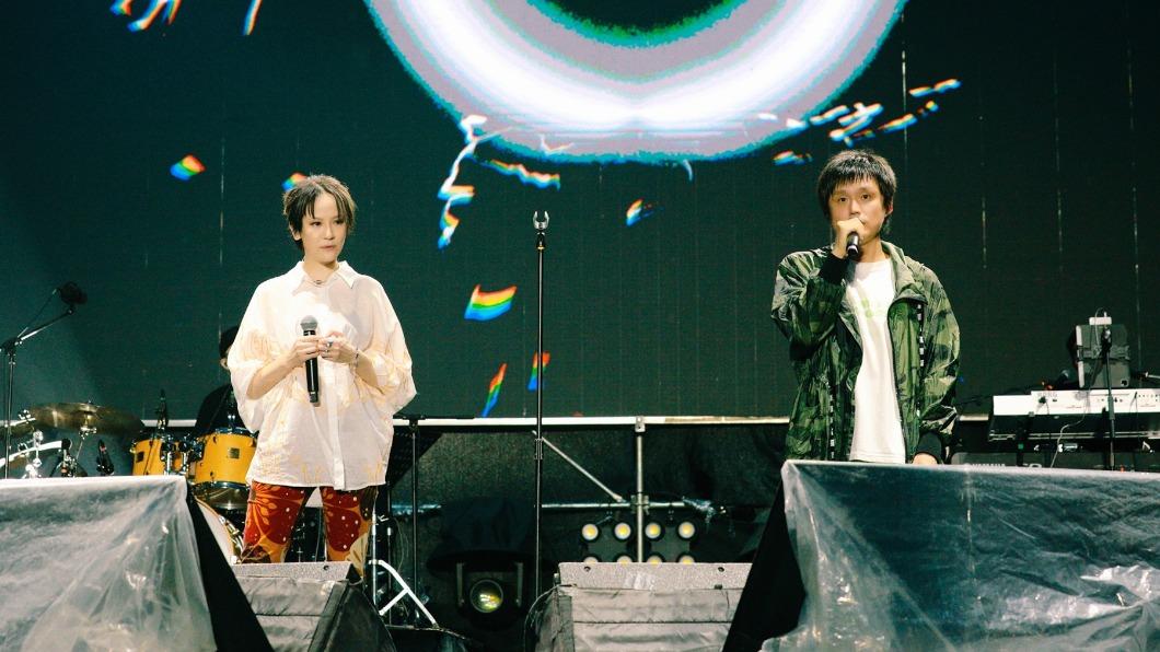楊乃文(左)和「火星電台」黃少峰合體演出。(圖/(草莓音樂節提供)