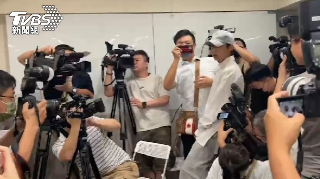 炎亞綸到記者會現場跟耀樂鞠躬道歉。(圖/TVBS)