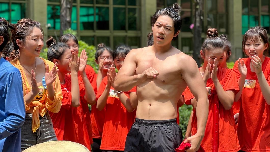 鮮肉男星「胸肌炸出」力拚划龍舟 慘輸高中生遭眾人架起祭江