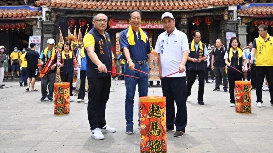獨立參選?郭台銘笑而不答 同匡鍾東錦點「起馬炮」迎媽祖