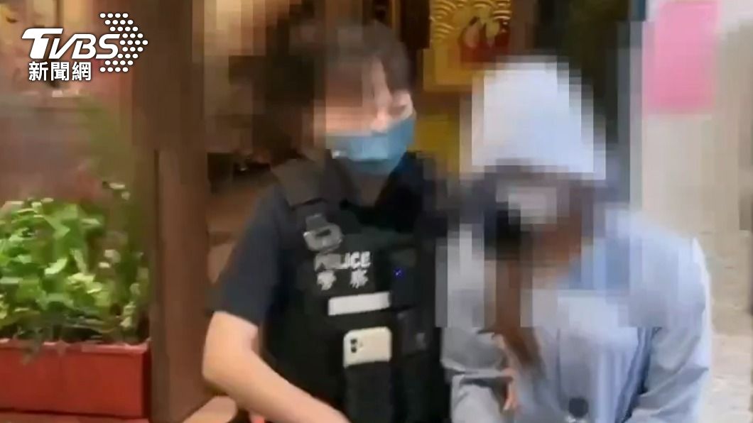 警方將人帶回偵辦。（圖／TVBS）