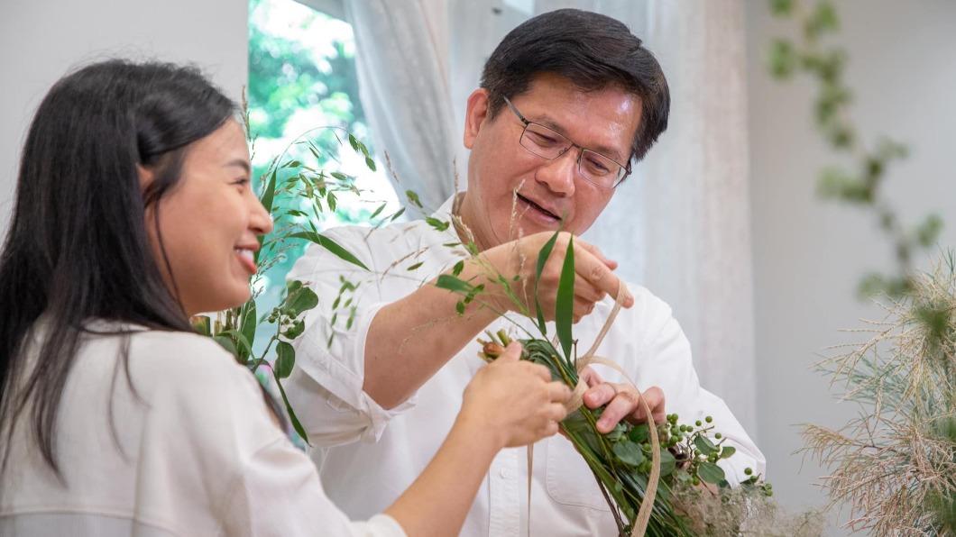 總統府秘書長林佳龍在端午前夕,體驗掛艾,向花藝師Becky學習綁艾草菖蒲,當傳統習俗在追求生活美學的年代,經過巧思設計,多了新的樣貌。(圖/翻攝林佳龍臉書)