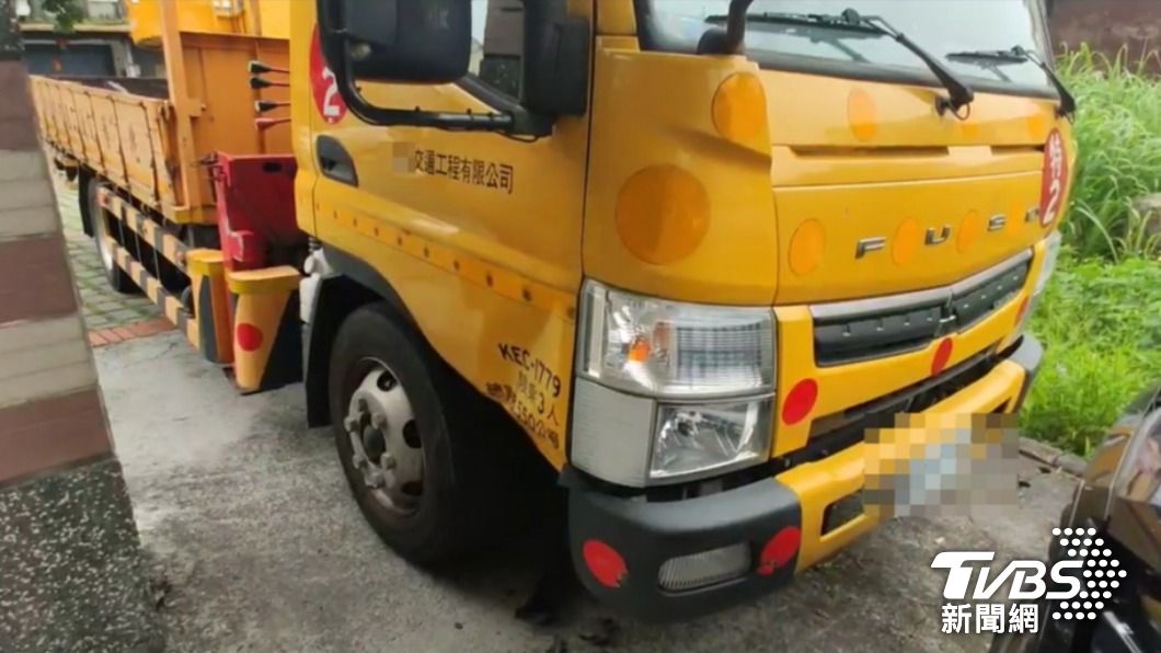 吊車疑似噸位不夠。(圖/TVBS)