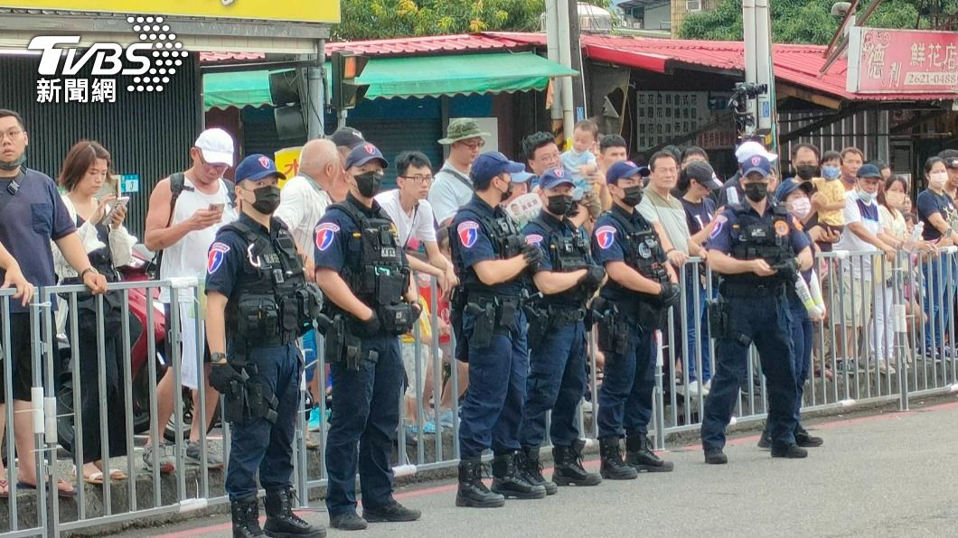 信徒遊客塞爆淡水!清水巖祖師平安遶境下午登場 4百警維安