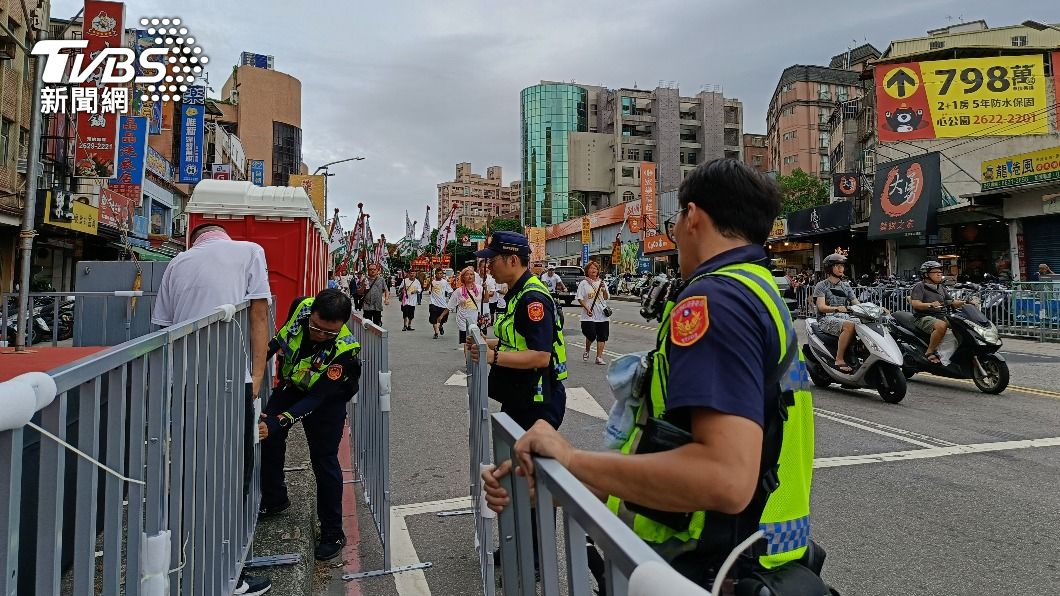 警方架設護欄防止意外。（圖／TVBS）