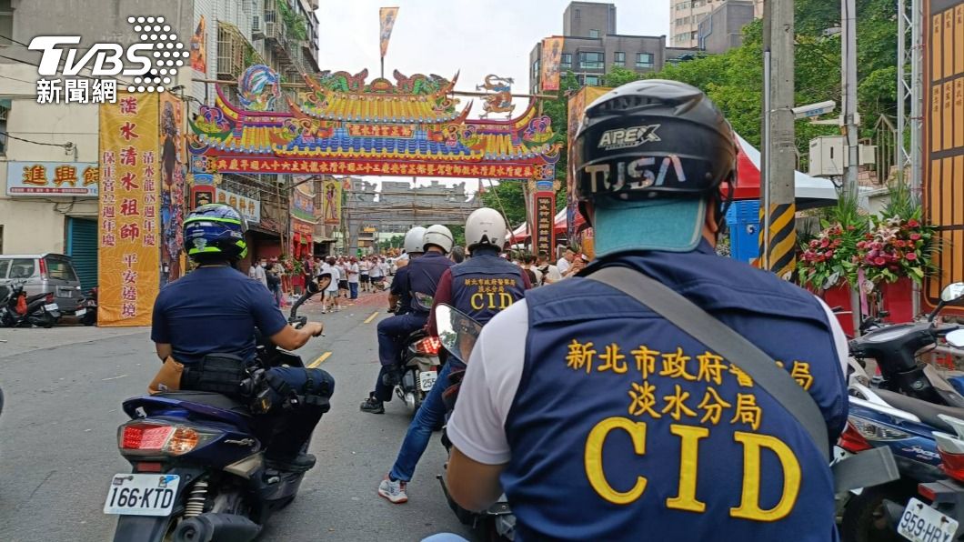 大批刑警跟隨遶境隊伍。（圖／TVBS）