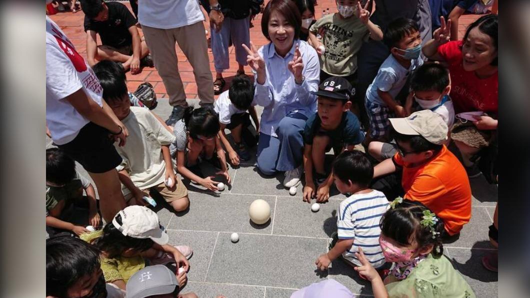 縣長和民眾在屏東書院立雞蛋求好運。(圖/屏東縣政府提供)