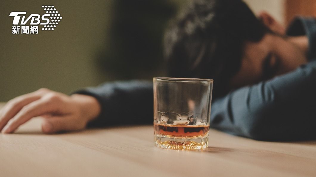 有受害者受訪表示,自己喝的酒裡被下藥,醒來後發現身上的現金不翼而飛。(示意圖/shutterstock達志影像)