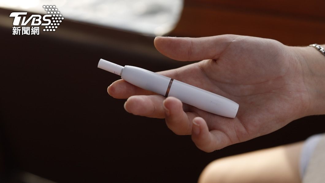網友聽聞案件後懷疑電子煙的菸油摻有毒品成分。(示意圖/Shutterstock達志影像)