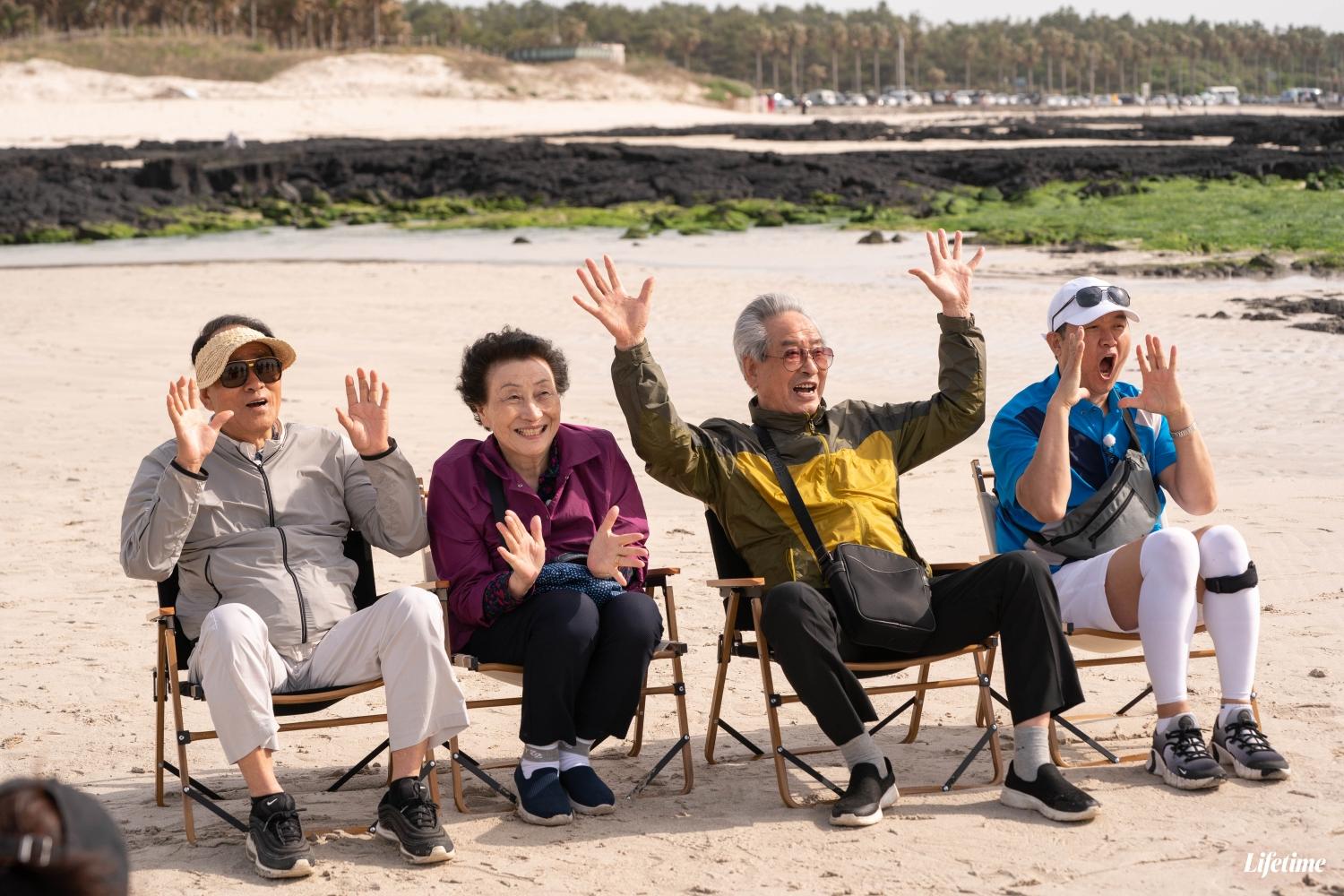 節目組帶花甲夥伴到濟洲島上遊玩。（圖／杰德影音提供）