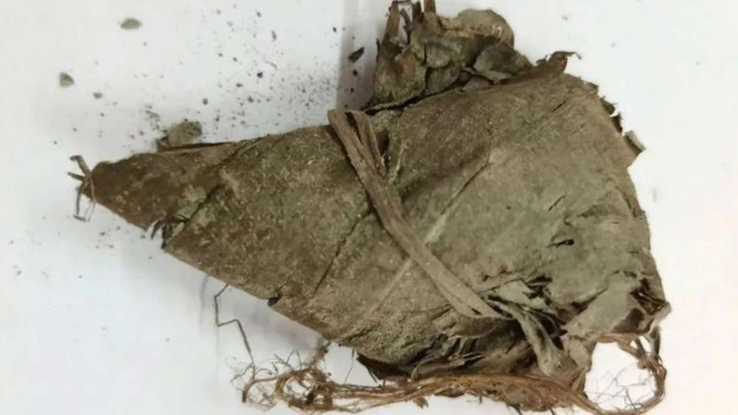 考古人員發現有三十九個是沒有煮過的稻穀,另外一個裝的是黍。(圖/河南省文物考古研究院)