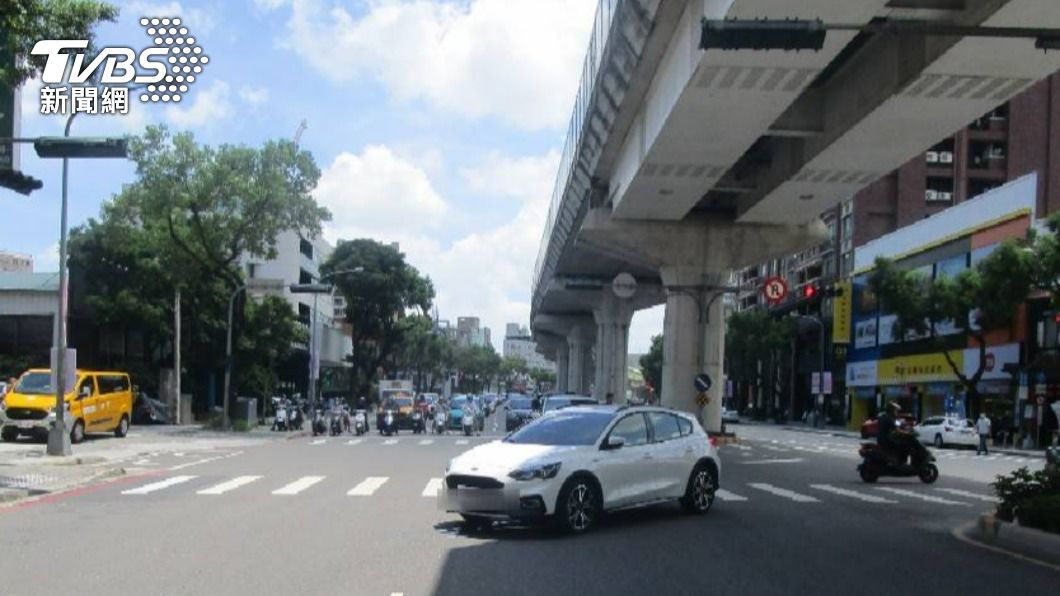 轎車當時左轉途中撞上行人。(圖/TVBS)