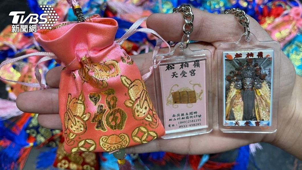 廟方把蛇皮做成鑰匙圈。(圖/TVBS)