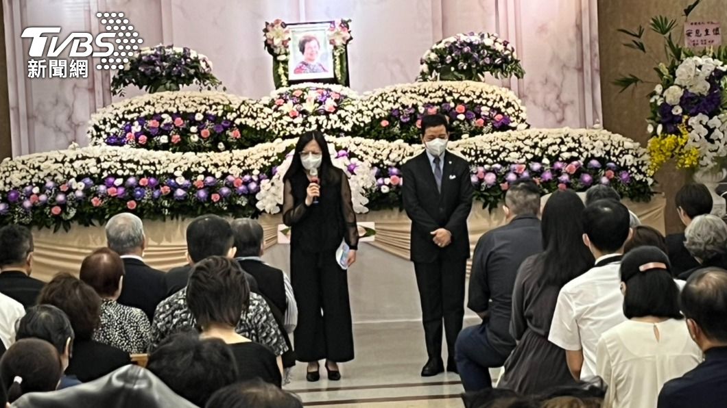 陳凱倫(右)的心情相當悲痛。(圖/謝佩樺攝)