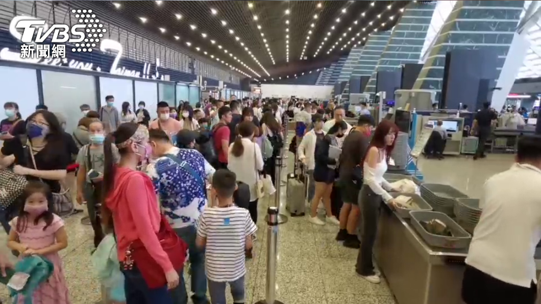桃機旅客今達10.8萬!出入境尖峰曝光 這樣做加快安檢速度