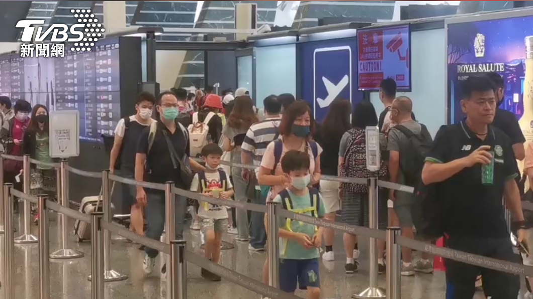桃園機場端午連假安檢人潮絡繹不絕。(圖/TVBS)