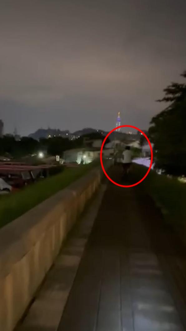 該名男子脫光衣服露出下體對幼教師猥褻。（圖／當事人提供）