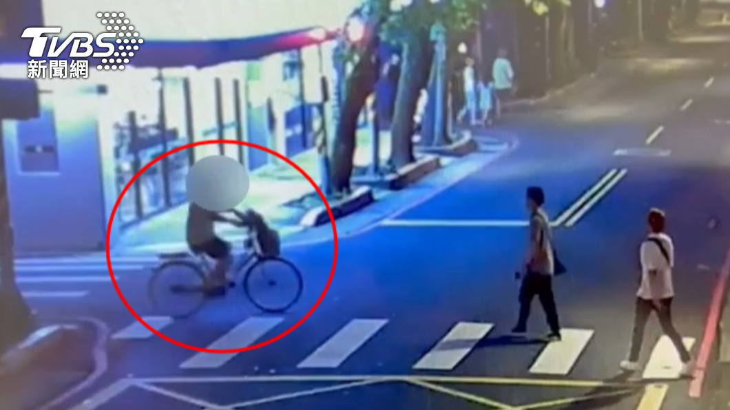 男子事後騎腳踏車逃離現場。（圖／TVBS）